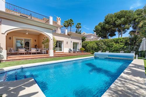 Luxury Villa, Heated pool, Next to the beach