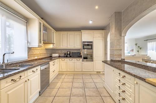 Luxury Villa, Heated pool, Next to the beach