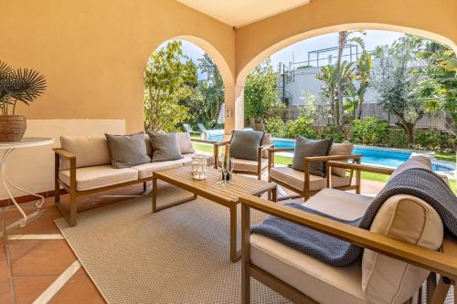 Luxury Villa, Heated pool, Next to the beach