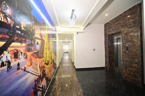 un corridoio in un edificio con un dipinto sul muro di Hotel Shivansh a Varanasi