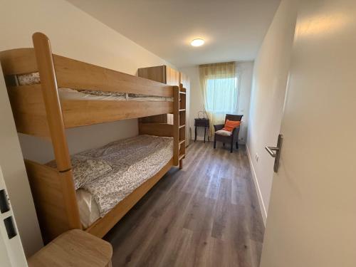 Cette chambre comprend 2 lits superposés et un couloir. dans l'établissement Villa ROSA seasonalflat Au RDC 80 rue Paul Vaillant Couturier Malakoff 92240, à Malakoff