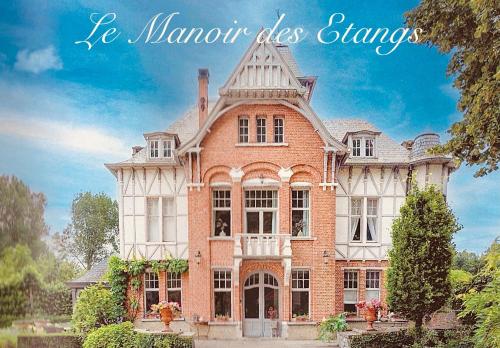 EtbosにあるLe Manoir des Etangsの大煉瓦造りの家