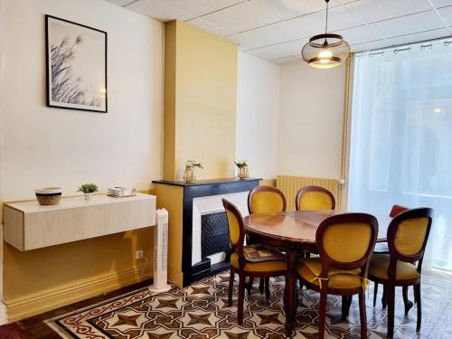 une salle à manger avec une table et des chaises et une cheminée dans l'établissement Maguilon B - Proche Rivière et Vals les bains, à Lalevade-dʼArdèche