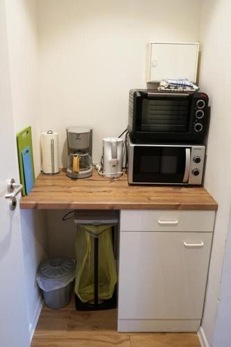 a counter with a microwave and a toaster oven at Studio mit 1 Schlafzimmer in Oyten