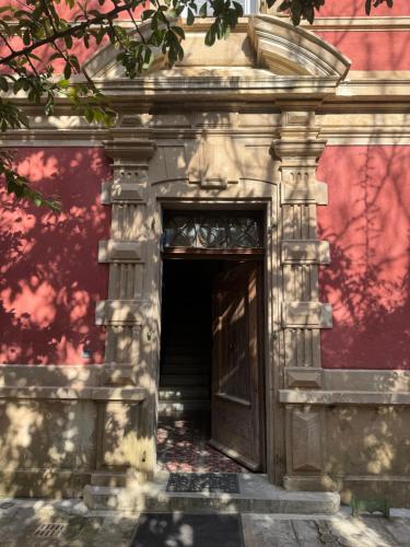 un accès à un bâtiment avec une porte dans l'établissement Location studio vacances dans Chateau, à La Londe-les-Maures