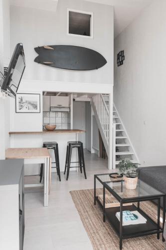 un salon avec un canapé et une table dans l'établissement Appartement Port de Capbreton Hossegor, à Capbreton