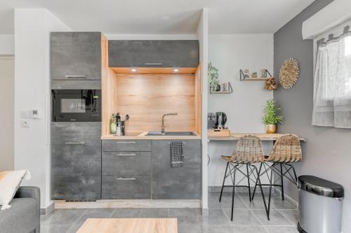 une cuisine avec un évier et un comptoir dans l'établissement Joli Studio haut standing à 100m du tram T3, à Villeurbanne