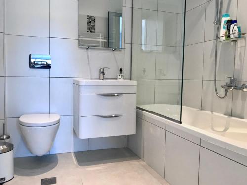 ein Badezimmer mit Waschbecken, Toilette und Dusche in der Unterkunft Villa Mandarini in Kamilari