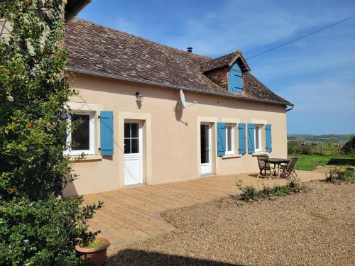 Cette maison dispose de fenêtres bleues et d'une terrasse. dans l'établissement Maison à louer, à Beaumont-Pied-de-Boeuf