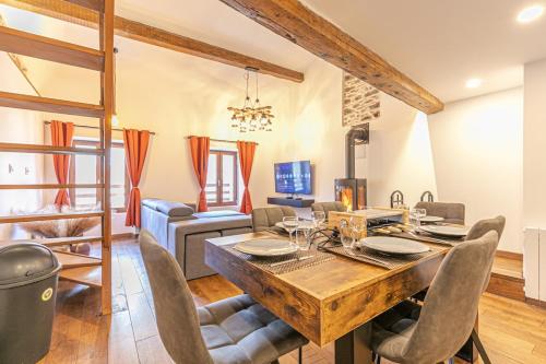 une salle à manger avec une table et des chaises en bois dans l'établissement Appartement proche La norma Aussois, à Villarodin-Bourget