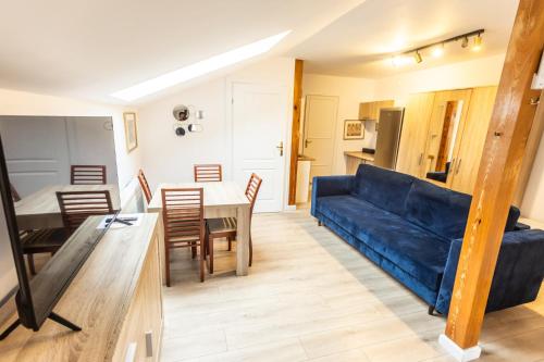 a living room with a blue couch and a table at Planetarium - Stare Miasto, Parking Free in Toruń