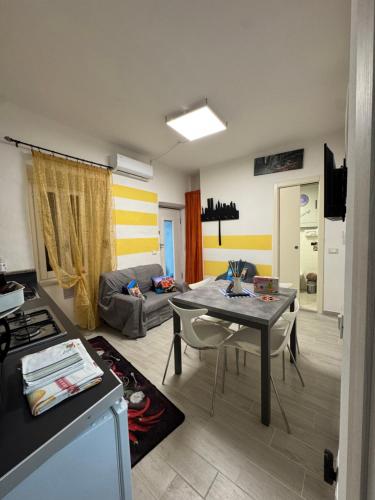 una sala de estar con un sofá y una mesa en Loft con spazio esterno Lissa, en Riomaggiore