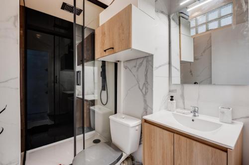 une salle de bain avec toilettes, lavabo et douche dans l'établissement L'Escale Matabiau Hypercentre, à Toulouse