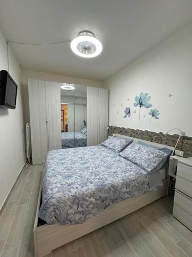 a bedroom with a bed and a desk and a television at Loft con spazio esterno Lissa in Riomaggiore