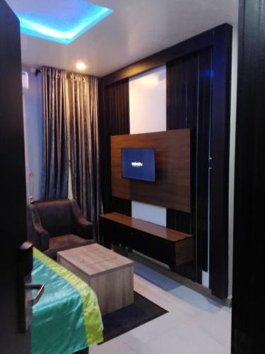 Televisyen dan/atau pusat hiburan di Babay tavern and Suites