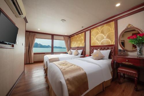 Ένα ή περισσότερα κρεβάτια σε δωμάτιο στο Halong Golden Cruise