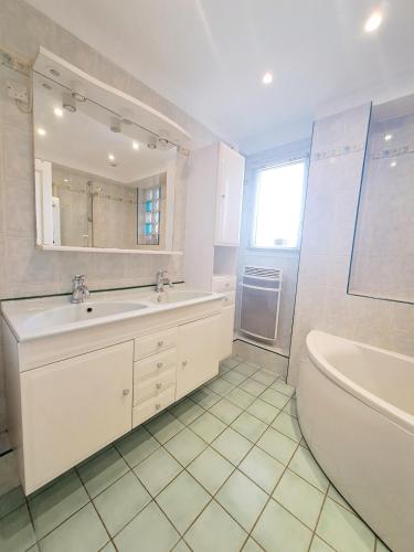 une salle de bain avec un lavabo, une baignoire et des toilettes dans l'établissement Charmant appartement cosy plage, gare, centre-ville, à Cagnes-sur-Mer