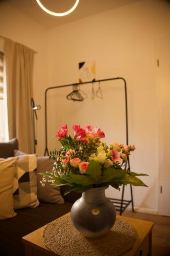 a vase with flowers on a table in a living room at Charmantes Luxus Maisonette- Apartement in Bad Hersfeld