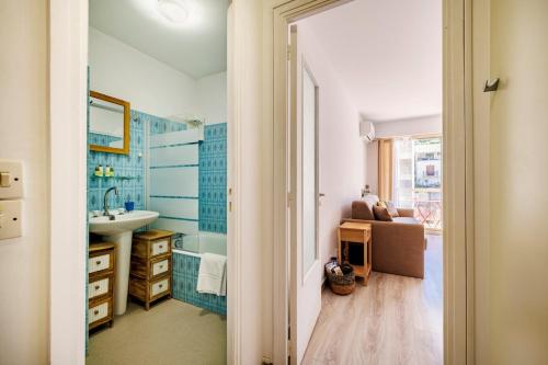 une salle de bain avec un lavabo et un miroir dans l'établissement NAUSICAA - Cosy studio with terrace, à Menton
