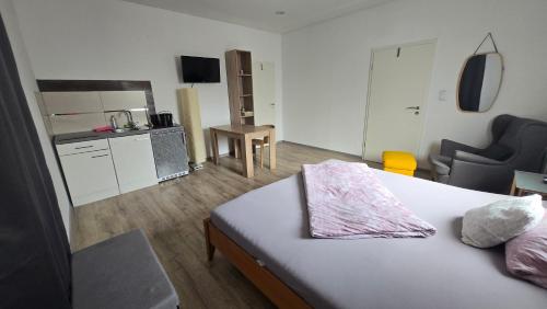 a small room with a bed and a kitchen at Stay in Herzogenaurach 1 Zimmer Apartment in Herzogenaurach