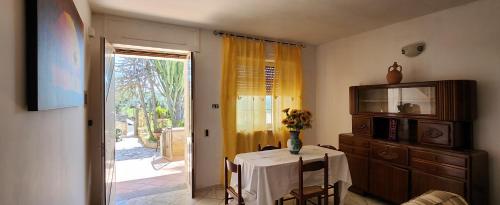 ein Zimmer mit einem Tisch mit einer Blumenvase darauf in der Unterkunft mac beach house in Marina di Mancaversa