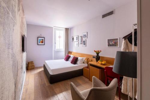 ローマにあるDownTown Boutique House - CA Domus Collectionのベッドルーム1室(ベッド1台、デスク、椅子付)