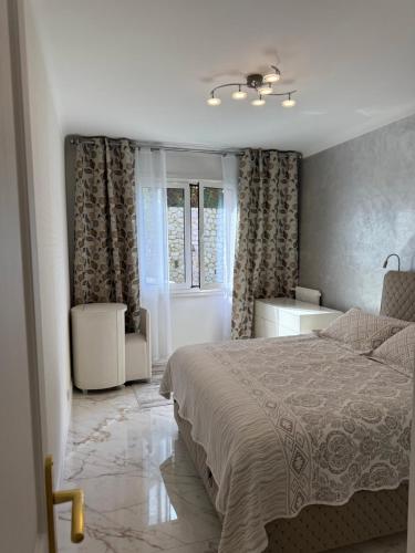 une chambre avec un lit et une fenêtre dans l'établissement Emotion Vip Apartment, à Nice