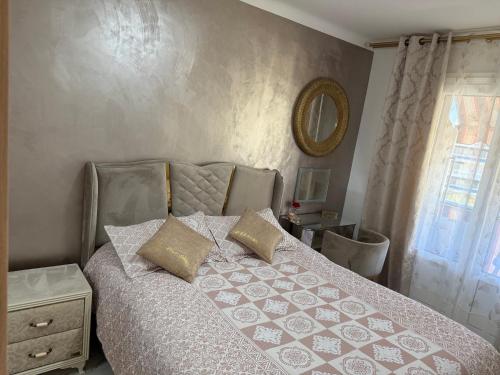- une chambre avec un lit doté d'oreillers et d'un miroir dans l'établissement Emotion Vip Apartment, à Nice