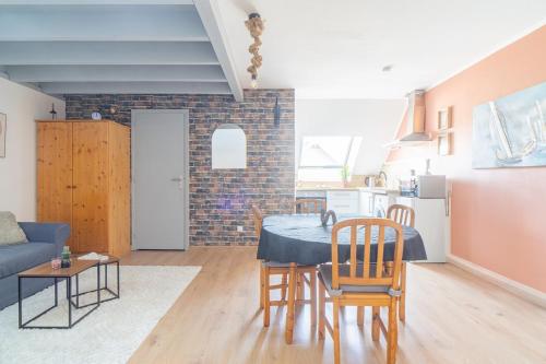 une cuisine et un salon avec une table et des chaises dans l'établissement Escale du mont, à Pontorson