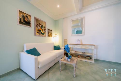 Ruang duduk di Victory's Luxury House with Jacuzzi on the Roof