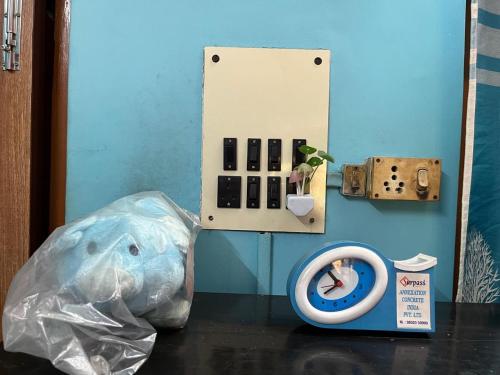 コルカタにあるJharna's Homestay with a Kitchen & Dinningのテーブルの上のおもちゃのサメと電子機器
