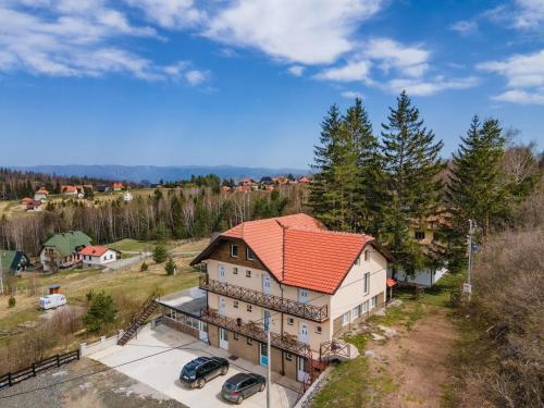 an aerial view of a house with an orange roof at Zlatni bor apartmani in Solotuša