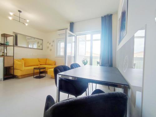 Posedenie v ubytovaní Apartment ROSE, CLOSE TO THE BEACH