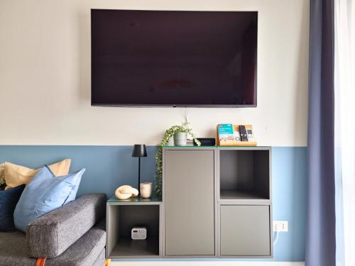 利尼亚诺萨比亚多罗App Gitano, 400m to free beach的客厅墙上有一台平板电视