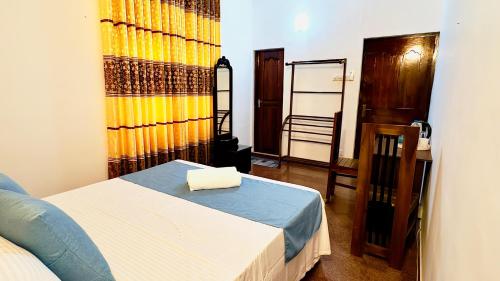 a small room with a bed and a window at Yahana Beach Villa in Negombo