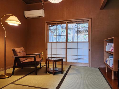 a room with a chair and a desk and a window at 鎌倉関邸 in Kamakura