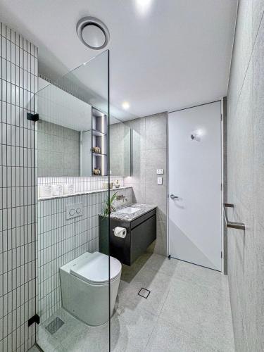 a bathroom with a toilet and a sink at Modern 3BR Townhouse - Sleeps 10 - 2-Car Garage in Sydney