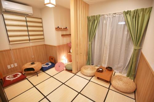 a room with a floor with baskets and a window at 御京ホテル in Tokyo