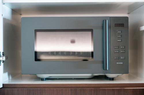 a microwave oven sitting on top of a shelf at Gokan Kotohira in Kotohira
