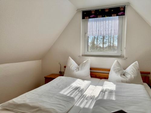 Ferienwohnung Wiesenblick في بريرو: غرفة نوم بسريرين بيض ونافذة