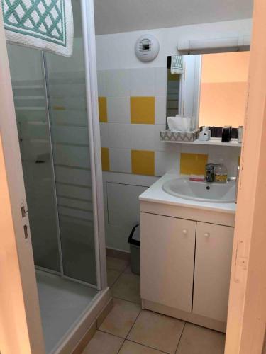 une salle de bain avec douche et lavabo dans l'établissement Maison front de mer, vue océan, à Soulac-sur-Mer