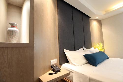 Cama o camas de una habitación en 唯庭轻居酒店上海虹桥机场国家会展中心店