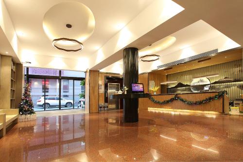 un vestíbulo con un árbol de Navidad en un edificio en 唯庭轻居酒店上海虹桥机场国家会展中心店, en Shanghái