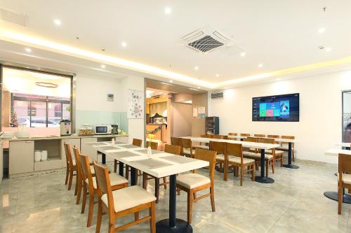 Una televisión o centro de entretenimiento en 唯庭轻居酒店上海虹桥机场国家会展中心店