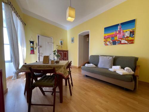 un salon avec un canapé et une table dans l'établissement smichel view, à Menton