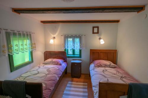 Postel nebo postele na pokoji v ubytování Šajnska Hiža, Authentic House in Brod Moravice