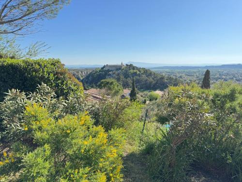 - une vue sur une colline plantée de buissons et d'arbres dans l'établissement Villa Notre-Dame avec piscine, à Rochefort-du-Gard