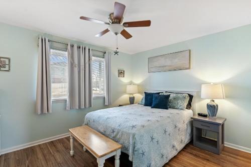 Ένα ή περισσότερα κρεβάτια σε δωμάτιο στο Charming 1-Bedroom Condo at Raffles Perfect Retreat in North Ocean City