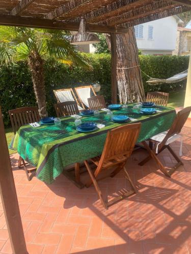 Imagen de la galería de Charming apartment just two steps from the sea, en Lido di Camaiore