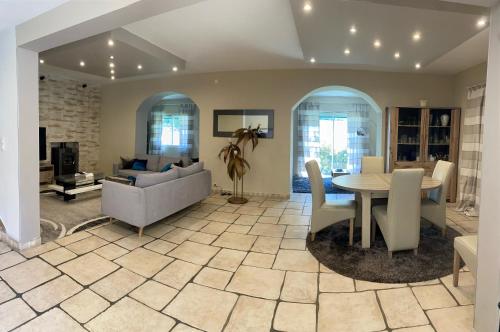 un salon avec une table et un canapé dans l'établissement Maison familiale à Nimes, à Nîmes